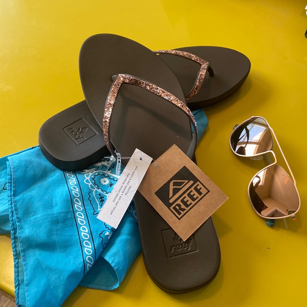 Reef Chocolate Brown Flip Flop Sandals Rose Gold Embellishments Size 11